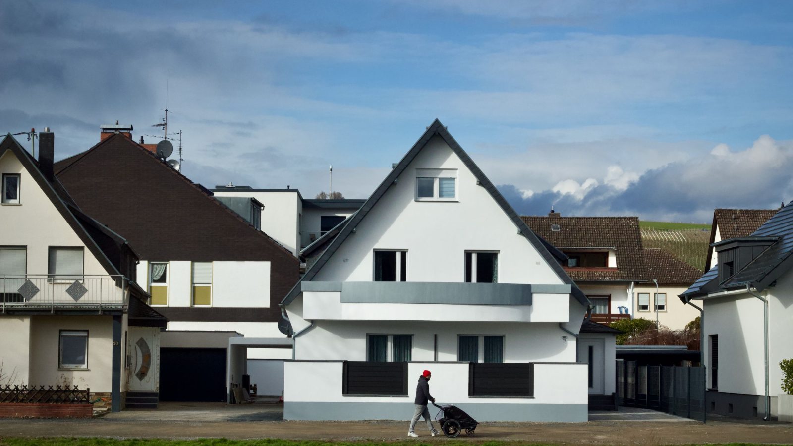 Handwerker bei der Wartung an einem Wohnhaus in Langenfeld