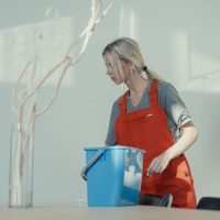 Reinigungskraft beim Wischen im Innenbereich