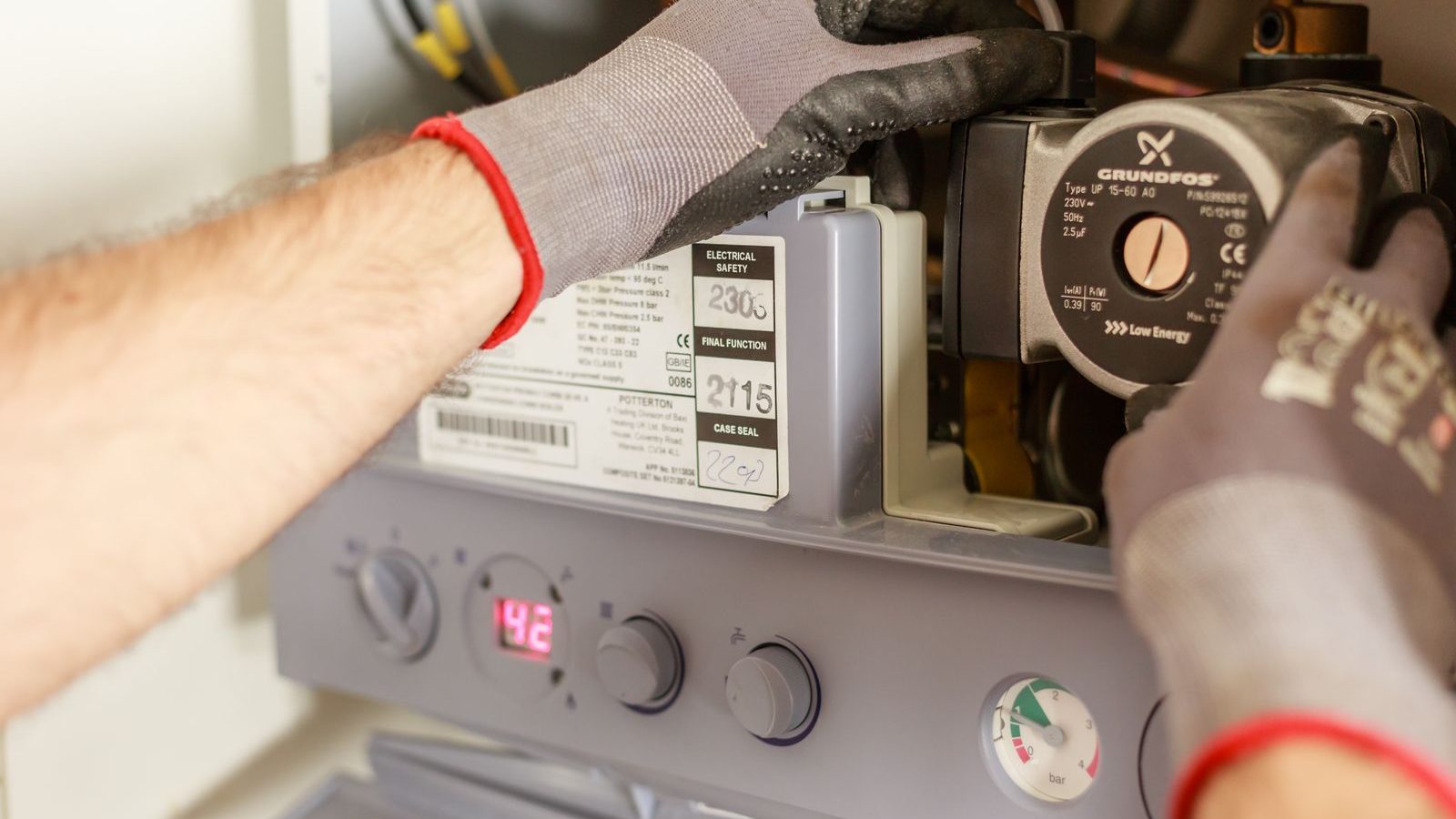 Techniker bei der Wartung einer Heizungsanlage im Haus